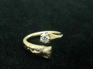 Til sidst fattede jeg diamanten og polerede ringen helt færdig. På arbejdsbordet lå den færdige diamantring.