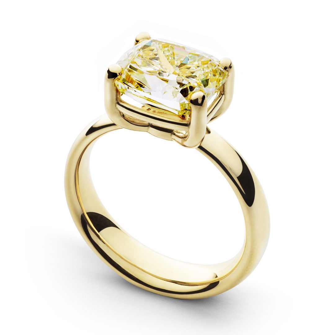 n naturlig 4 carat, light fancy yellow diamant, fattet i en unik 18 karat guldring - Juveler Ragnar R. Jørgensen