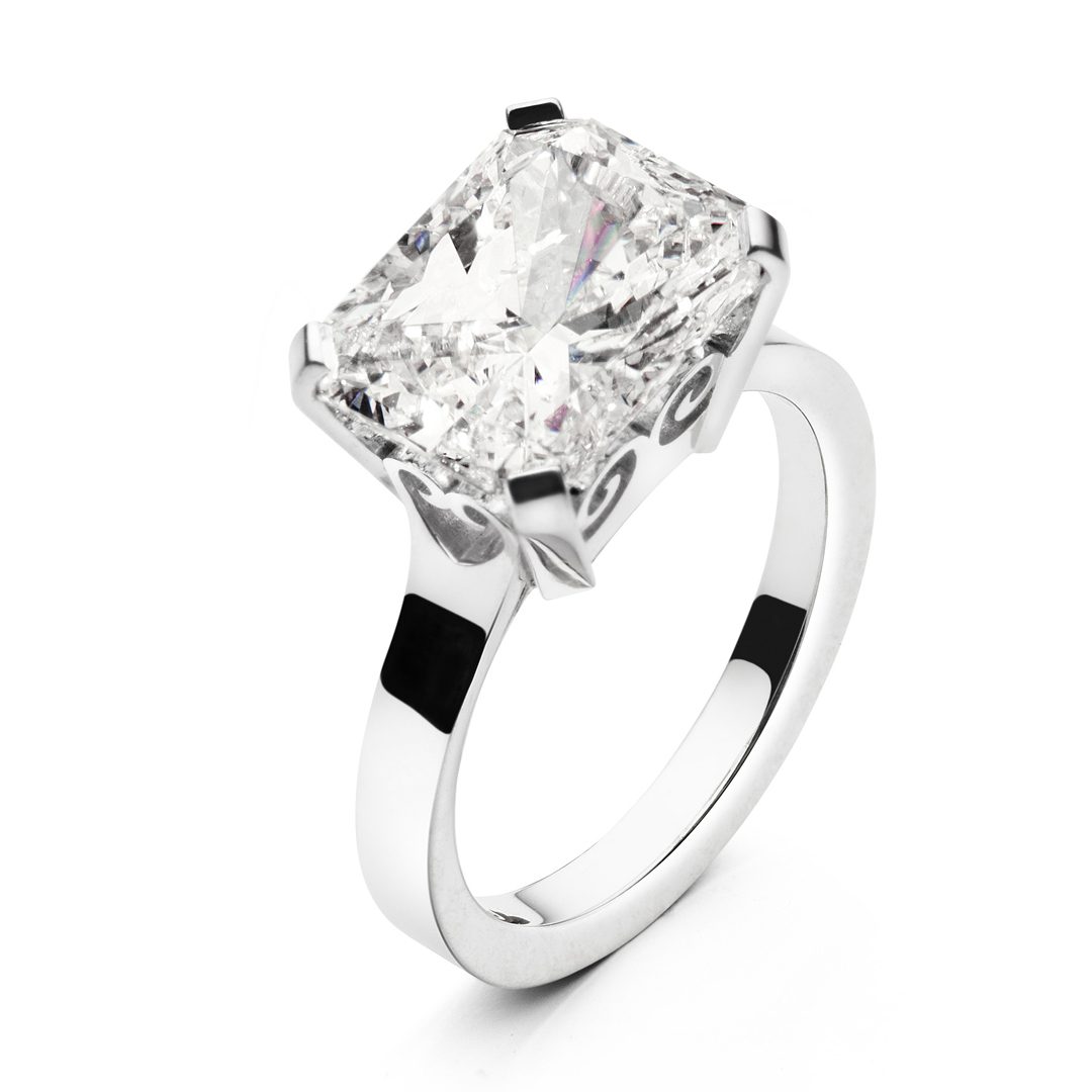 Unik forlovelsesring i hvidguld, med 5 carat radient cut diamant