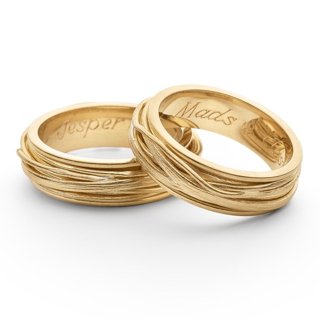 273841175_1029892277955202_5024525093780620902_n Personlige vielsesringe i 22 karat guld. Guldsmed Ragnar R. Jørgensen