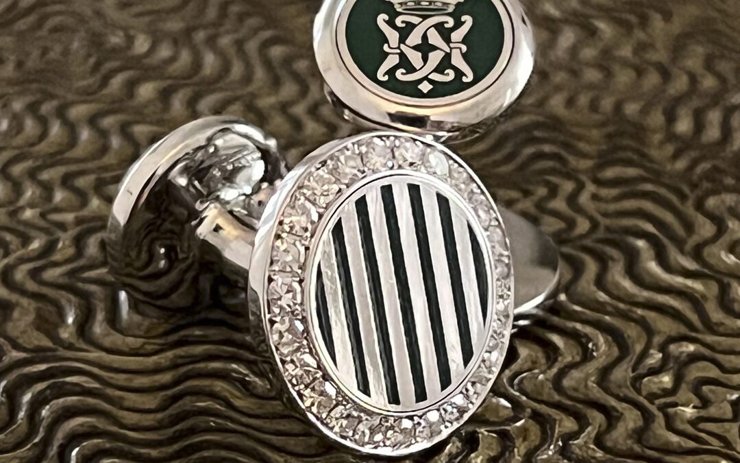 Manchetknapper i 18 karat hvidguld, med diamanter og grøn emalje - udført af guldsmed Ragnar R. Jørgensen